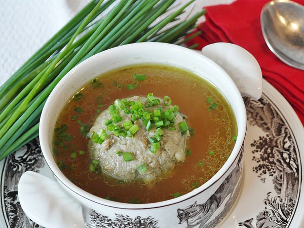 Nước hầm xương được chế biến từ việc đun sôi các loại xương động vật ở nhiệt độ thấp trong một thời gian dài. Trong quá trình hầm với nước, các chất dinh dưỡng quan trọng trong xương như canxi, phospho và collagen sẽ bắt đầu bị phá vỡ và giải phóng ra ngoài.