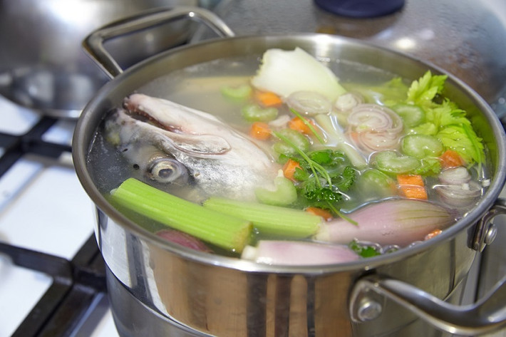 Những người bị bệnh tuyến giáp nên thêm món canh xương cá trong chế độ ăn uống của họ. Bạn chỉ cần lọc xương từ một con cá để nấu canh. Bạn nên nấu nhỏ lửa trên bếp, tránh nấu trong nồi áp suất.