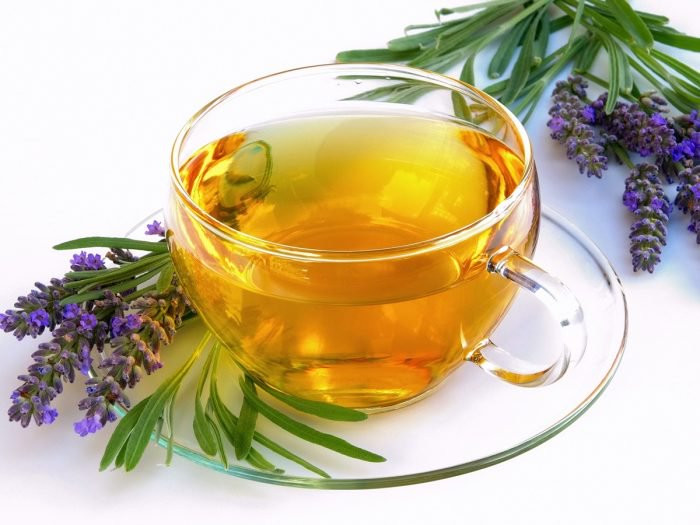 Trà hoa oải hương cũng có thể chữa chứng mất ngủ. Chỉ cần một chén trà oải hương có thể giúp làm dịu cơ thể, trí óc và làm cho bạn dễ ngủ.