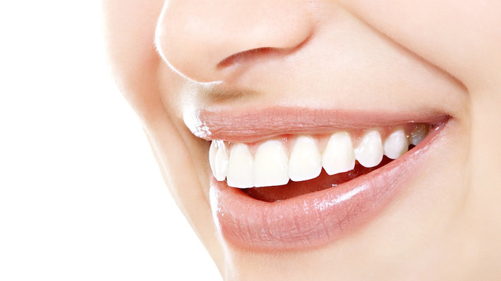 Nước ép lựu có thể giúp ngăn ngừa sự hình thành mảng bám trên răng, tăng cường sức khỏe răng miệng.