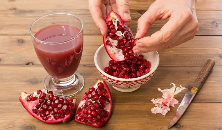 Nước ép lựu giàu vitamin C, có thể giúp bạn có làn da khỏe mạnh và trẻ trung. Nước ép có tính chống lão hóa có thể làm chậm quá trình lão hóa da, ngăn ngừa các nếp nhăn.