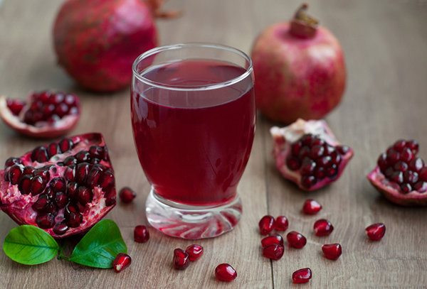 Nước ép lựu là thuốc chống tiểu đường bởi nó làm giảm lượng đường trong máu, cholesterol và ngăn ngừa các triệu chứng tiểu đường týp 2.