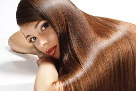 Uống nước lựu có thể cho bạn mái tóc khỏe mạnh. Nước ép giúp điều trị và chống lại sự rụng tóc bằng cách làm cho nang lông khỏe mạnh.