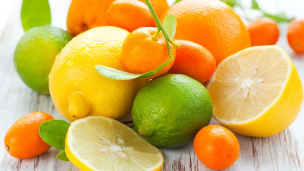 Các loại trái cây chua như cam, kiwi và chanh là một nguồn cung cấp vitamin C rất tốt. Vitamin này rất quan trọng cho việc giải độc gan (và để tăng khả năng miễn dịch), bạn nên thêm những trái cây này vào chế độ ăn hàng ngày.