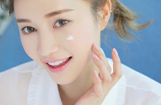 Dưỡng ẩm và uống đủ nước nhằm duy trì độ ẩm cho da, đây chính là cách làm trắng da mặt tự nhiên, giúp da ít bị khô đi dưới tiết thời tiết nóng ẩm trong kỳ nghỉ. Hãy bổ sung độ ẩm cho da trực tiếp với kem dưỡng ẩm có những thành phần như: dầu cám gạo, dầu jojoba….