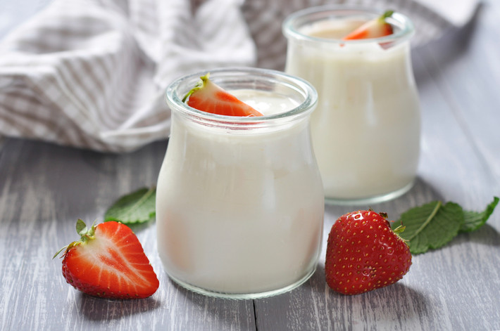 Probiotics giúp giảm viêm trong ruột, giúp giảm mụn trứng cá. Bạn có thể tăng lượng probiotic bằng cách ăn các loại thực phẩm như sữa chua, socola đen, súp miso, dưa chua...