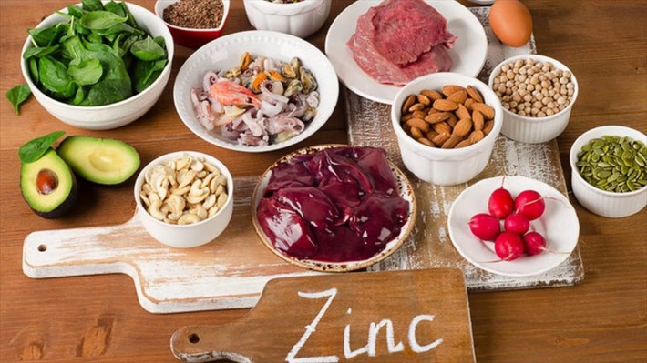 Ăn các loại thực phẩm có hàm lượng kẽm cao có thể hữu ích trong việc ngăn ngừa mụn trứng cá. Thực phẩm giàu kẽm là hạt bí, hạt điều, thịt bò, hạt quinoa, đậu lăng, gà tây, hải sản như hàu và cua.