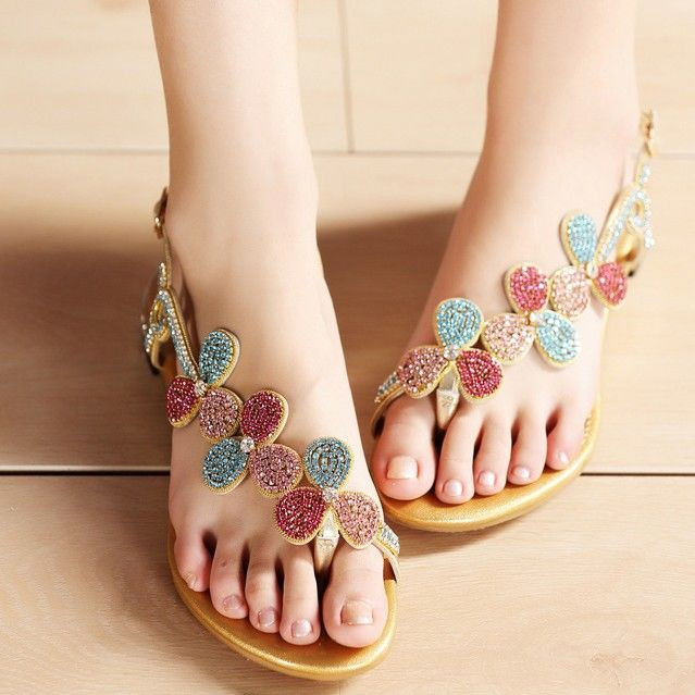 Sandal bệt có thể kết hợp cùng bất kể trang phục nào mà bạn muốn từ quần short - áo phông cho đến những chiếc váy điệu đà, thướt tha.