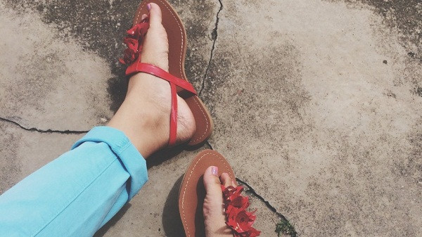 Sandal đế bệt luôn mang lại cho phái đẹp vẻ trẻ trung, hiện đại đầy cá tính.