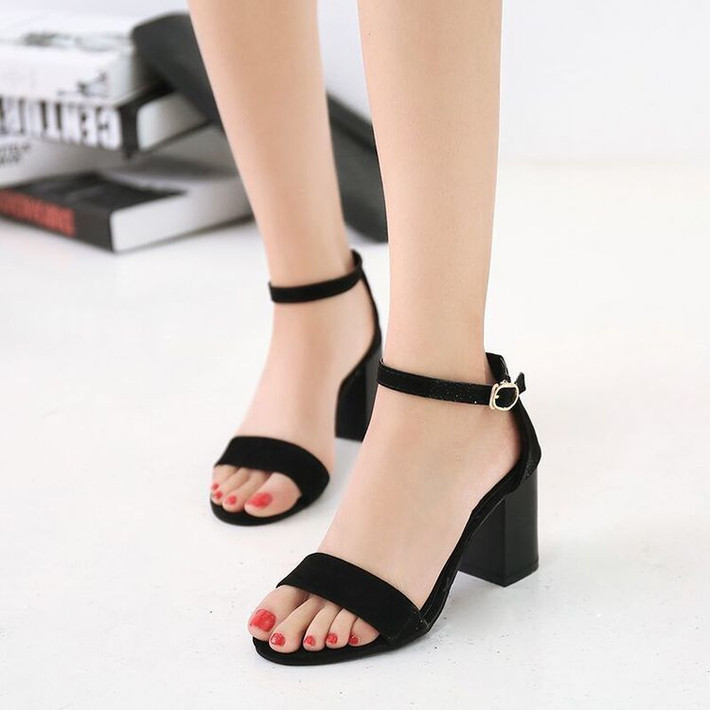Sandal gót vuông lý tưởng nhất là để phối đồ đi chơi, mua sắm, dạo phố…