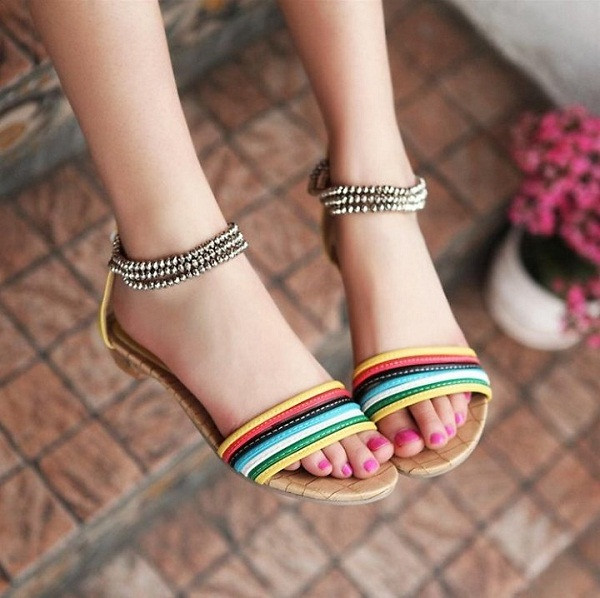 Do vậy, bạn đừng quên “tậu” một đôi sandal bệt sành điệu cho mùa hè sắp tới.