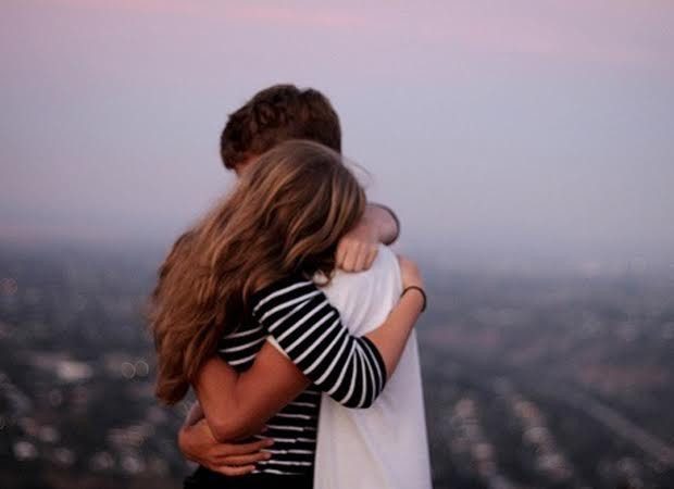 Hãy ôm người thân yêu của mình bởi điều này không chỉ giúp giữ cho tâm trí của bạn khỏe mạnh mà còn giúp bạn hạnh phúc hơn.