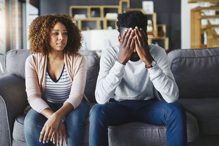 Nếu một trong hai người đã không nói chuyện với nhau hoặc giữ khoảng cách với nhau thì đó là một dấu hiệu báo hiệu cuộc hôn nhân đang bên bờ vực.