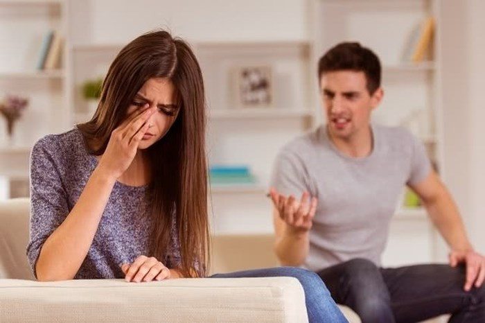 Ngôn ngữ cơ thể giữa người chồng và người vợ cũng có thể báo hiệu cuộc hôn nhân đang hạnh phúc hay không. Nếu ngôn ngữ cơ thể chàng/nàng trở nên khác lạ, không gần gũi như trước thì bạn phải cảnh giác.