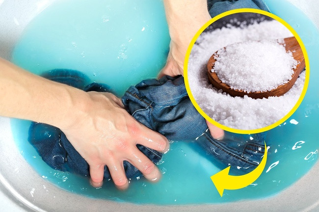 Sau đó, bạn nên ngâm chiếc quần jean của mình với nước lạnh pha muối đậm, giấm ăn hoặc phèn chua ít nhất 12 tiếng đồng hồ. Sau đó, đem xả lại bằng nước sạch. Không sử dụng xà phòng để giặt quần trong lần đầu tiên.
