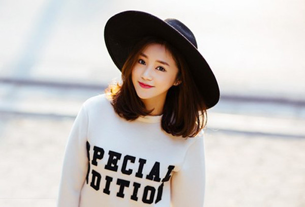 Sa Lim (tên thật Hoàng Kim Ngân, sinh năm 1992) là sinh viên ĐH Kinh doanh công nghệ Hà Nội. Sa Lim được biết đến là một hot girl có gu thời trang đẹp mắt, cô nàng cũng từng tham gia diễn xuất trong các bộ phim truyền hình như: Cầu vồng tình yêu, Ma làng...