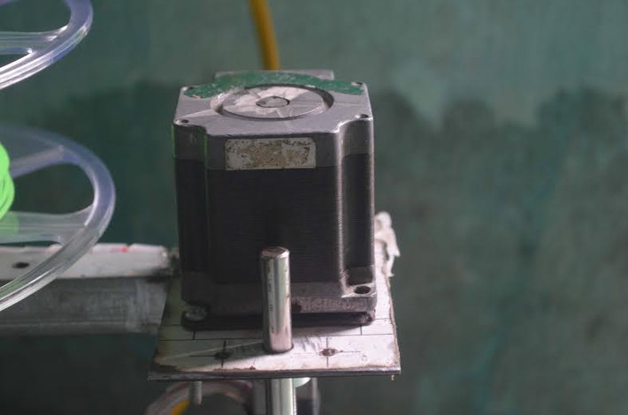 Theo tìm hiểu của PV Kiến Thức, ở Việt Nam chưa sáng tạo được máy in 3D, chỉ nhập linh kiện từ nước ngoài về để sản xuất. Giá thành mỗi chiếc khoảng 15 đến 22 triệu đồng. Riêng chiếc máy in 3D từ phế liệu mà nhóm chế tạo, chi phí làm xong chỉ mất 4 triệu đồng, rẻ hơn rất nhiều.