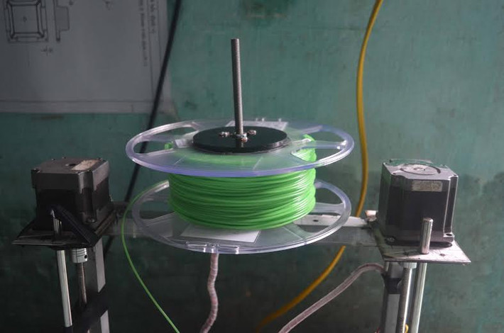 Chúng tôi quan sát, chiếc máy in 3D có kích thước chiều ngang khoảng 50cm, chiều dọc khoảng 45cm. Xung quanh là khung sắt bọc nhựa cách điện, tạo thẩm mỹ. Ngoài các chi tiết tận dụng từ đồ phế liệu thì có mua mới cuộn sợi nhựa để tạo sản phẩm, mạch điều khiển, màn hình LCD…