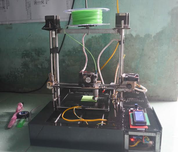 Trò chuyện với PV Kiến Thức, Trương Minh Vũ cho biết: “Khoảng tháng 12/2014, nhà trường tổ chức ngày Hội nghiên cứu khoa học cho sinh viên đam mê sáng tạo, mình cùng hai bạn Phương và Khoa đã lên mạng tìm hiểu về các nghiên cứu mới nhất. Nhận thấy, công nghệ in 3D được nhiều nước trên thế giới áp dụng nhưng ở Việt Nam phải nhập khẩu linh kiện về sản xuất”. Ảnh: P.Linh.
