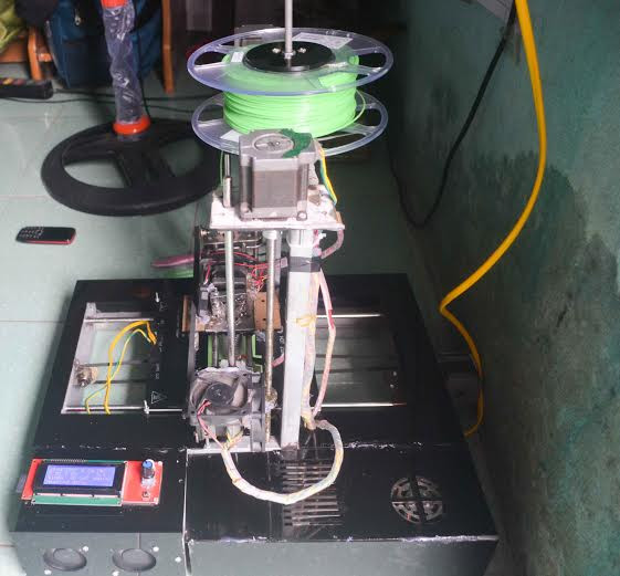 Trưởng nhóm Cao Đăng Khoa cho biết thêm, hiện nay với nhu cầu tạo ra các sản phẩm nhanh chóng, chính xác thì các phương pháp thủ công đã không còn đáp ứng được yêu cầu của người sử dụng. Với thực tế đó, trên thị trường Việt Nam hiện nay đã xuất hiện các loại máy như tiện, phay, bào…hiện đại.