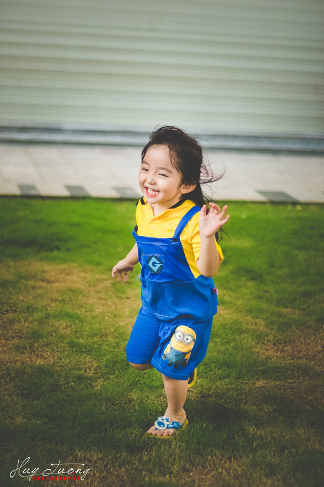 Susu hồn nhiên tạo hình trước ống kính máy ảnh.