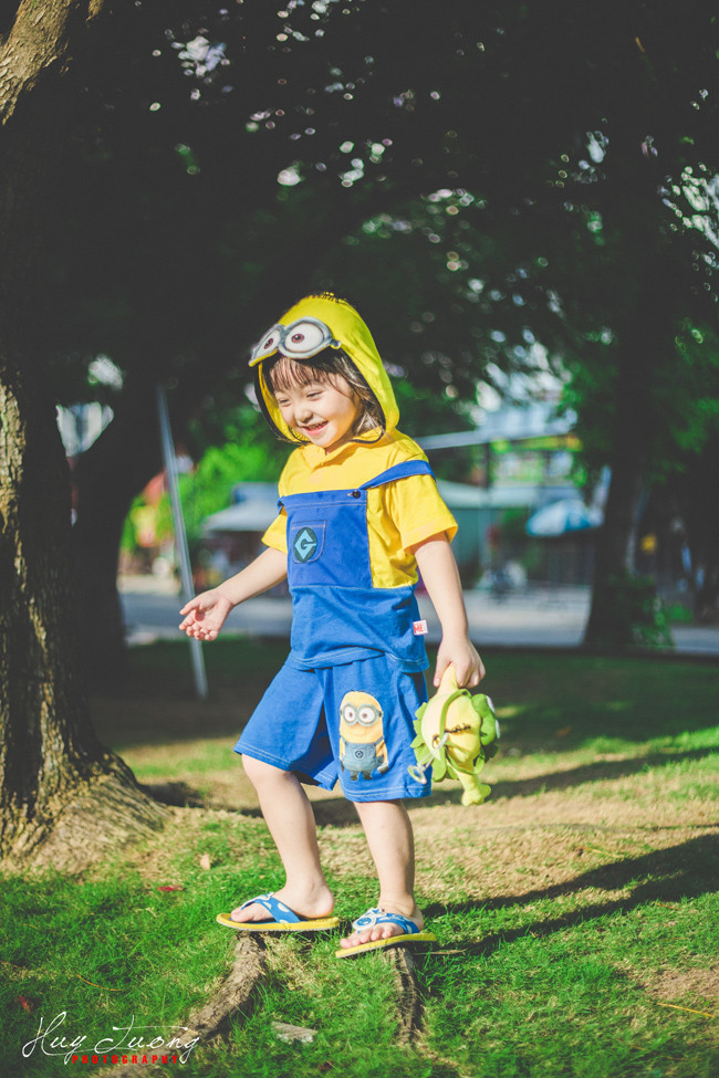 Cô bé "minion lớn" dạo chơi cùng "minion nhỏ".