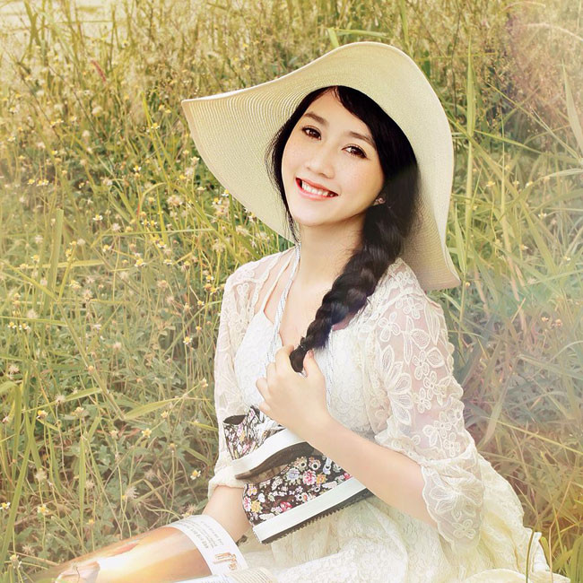 Hồng Loan sở hữu vẻ đẹp trong sáng, tinh khiết được cho là rất hợp với hình tượng nữ chính trong MV "Âm thầm bên em".