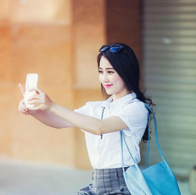 Mới đây, Hồng Loan vừa giành danh hiệu Á khôi Duyên dáng Áo dài 2015.