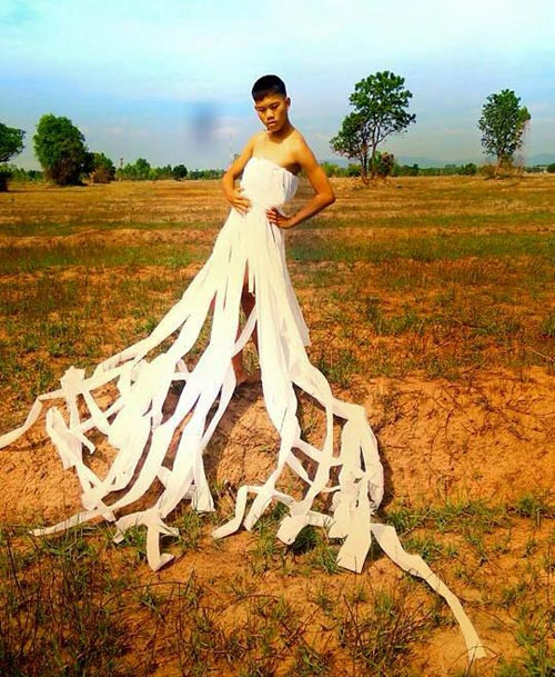 Anh chàng đen nhẻm, người nhỏ nhắn nhưng lại trình diễn khá chuyên nghiệp những trang phục tự chế từ lá chuối, vỏ sầu riêng, lá cây, lông gà,...