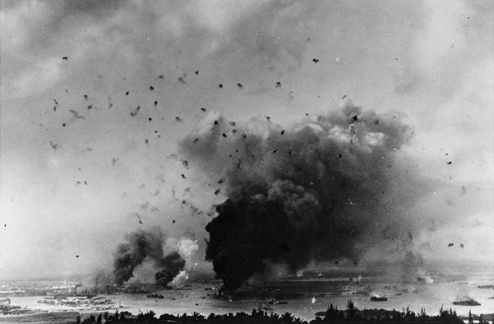Cụ thể, vào ngày 7/12/1941, căn cứ hải quân Mỹ ở Trân Châu Cảng bị Nhật Bản bất ngờ đánh úp. Những cuộc tấn công đầu tiên của lực lượng hải quân và không quân Nhật Bản nhằm vào căn cứ của Mỹ bắt đầu lúc 7h48 sáng.