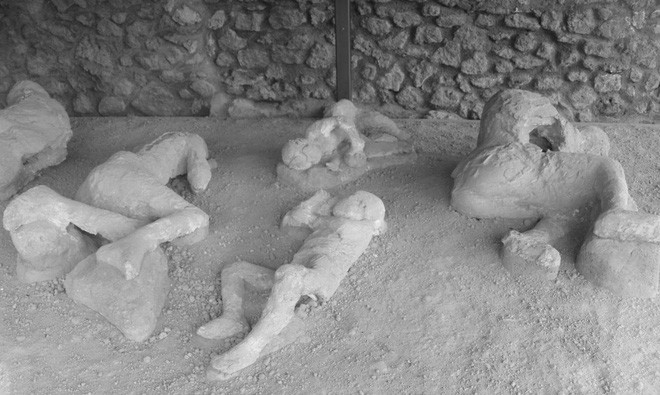 Các nhà khảo cổ khai quật được một số người hóa đá tại tàn tích thành phố cổ Pompeii của đế chế La Mã (ngày nay là lãnh thổ Italy). Những thi hài này trở thành bằng chứng về một thảm kịch kinh hoàng xảy ra gần 2.000 năm trước.