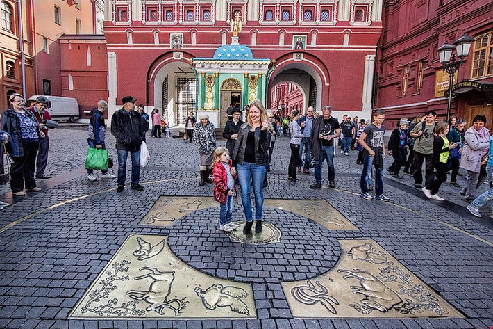 Giống như cột mốc số 0 ở Paris, một số du khách tới Km0 tại Moscow thường đứng chính giữa hình tròn và ném một đồng xu qua vai sao cho nó rơi vào các tấm đồng. Nếu làm được thì họ tin rằng điều ước của họ sẽ trở thành sự thật và gặp nhiều may mắn.