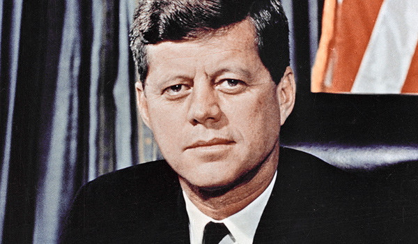 Dư luận cho rằng, gia tộc Kennedy vướng phải một "lời nguyền" rùng rợn khi nhiều thành viên trong gia đình qua đời khi tuổi đời còn trẻ. Tổng thống Kennedy là một trong số đó. Ông chủ Nhà Trắng này bị ám sát vào trưa 22/11/1963 và qua đời khi 46 tuổi.