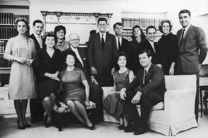 Trước những cái chết trẻ của các thành viên trong gia tộc Kennedy, nhiều người tin rằng tồn tại một "lời nguyền" rùng rợn đeo bám họ. Tuy nhiên, giới chuyên gia hiện chưa thể chứng minh "lời nguyền" này có thật hay không và nếu tồn tại thì nó xuất phát từ đâu.