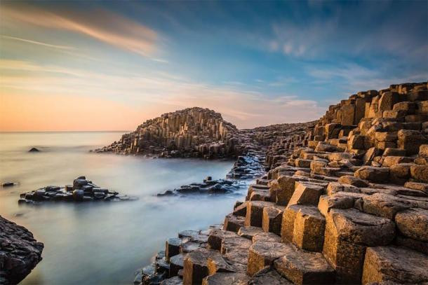 Nằm ở vùng bờ biển thuộc hạt Altrim, Bắc Ireland, con đường của người khổng lồ gồm khoảng 40.000 cột bazan khổng lồ màu đen.