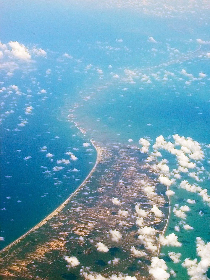 Nằm gần thị trấn bỏ hoang Dhanushkodi, cách thị trấn Rameshwaram của Ấn Độ 20 km, cầu Rama hay còn gọi Rama Setu là cây cầu nổi tiếng thế giới. Nguyên do là bởi cây cầu này gắn liền với giai thoại về thần Rama.