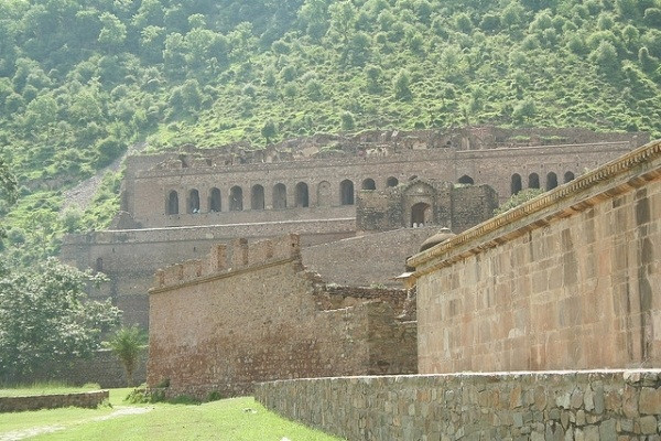 Lâu đài Bhangarh ở thị trấn Bhangarh, bang Rajasthan, Ấn Độ có tên trong danh sách những địa điểm đáng sợ hàng đầu thế giới. Theo một số giai thoại, truyền thuyết địa phương, lâu đài cổ kính này bị phù thủy Singhiya nguyền rủa.