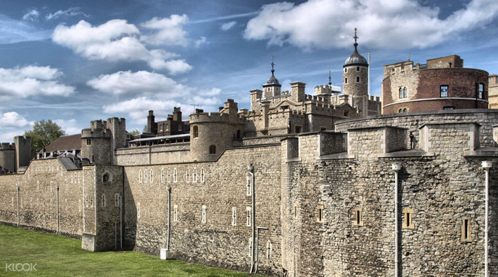Điều này xuất phát từ việc Tháp London là nơi diễn ra nhiều vụ hành quyết tử tù. Linh hồn của những người này không siêu thoát và "ám" tòa nhà cổ xưa này.