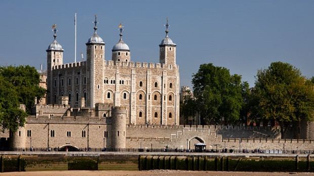 Tháp London (Tower of London) là địa điểm du lịch nổi tiếng ở Anh. Nơi đây được xem là một trong những nơi rùng rợn, đáng sợ nhất thế giới. Nguyên do là bởi Tháp London bị đồn "ma ám" nặng.