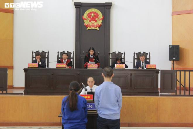 Chiều 19/11, Tòa án Nhân dân TP Hà Nội tuyên án vụ "Giết người", "Tàng trữ trái phép chất ma túy" đối với 2 bị cáo Nguyễn Minh Tuấn (SN 1989) và Nguyễn Thị Lan Anh (SN 1991, cùng trú tại phường Lê Đại Hành, Hai Bà Trưng, Hà Nội). Nạn nhân trong vụ án là bé Nguyễn Ngọc Minh Minh (3 tuổi), con đẻ của bị cáo Lan Anh.