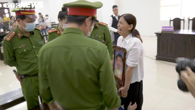 "Mẹ ơi, con biết sai rồi", bị cáo Lan Anh khóc lóc quỳ lạy bà Dự.