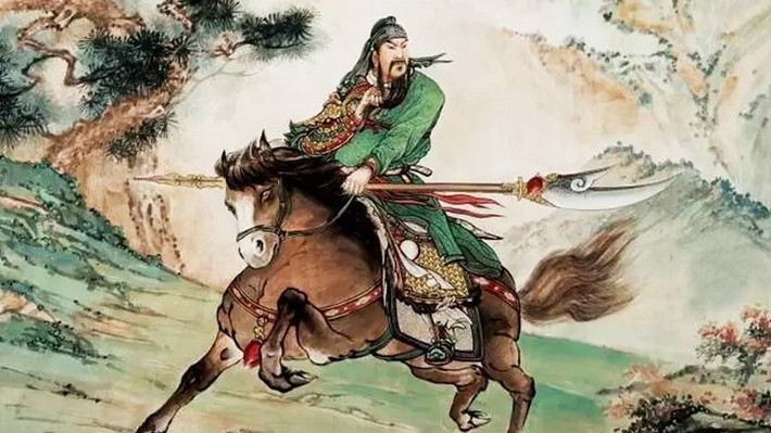 Điều đặc biệt là thanh đao được thợ rèn hàng đầu làm ra vào ngày trăng tròn. Tương truyền, sau khi Thanh Long Yển Nguyệt Đao rèn xong, trên trời trút xuống 1.780 giọt mưa máu. Dân gian cho rằng đó chính là máu của Thanh Long (con rồng màu xanh).