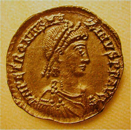 Để việc lên ngôi vua danh chính ngôn thuận, Maximus ép góa phụ của hoàng đế Valentinian là Eudoxia phải kết hôn với ông.