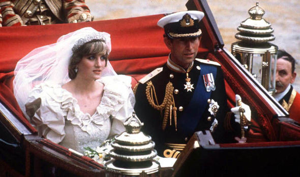 Cụ thể, Công nương Diana Spencer có chuyện tình đẹp như cổ tích với người thừa kế ngai vàng của hoàng gia Anh. Thái tử Charles hơn Công nương Diana 13 tuổi. Trước khi kết hôn với Công nương Diana, Thái tử Charles từng có thời gian yêu chị gái của vợ tương lai.