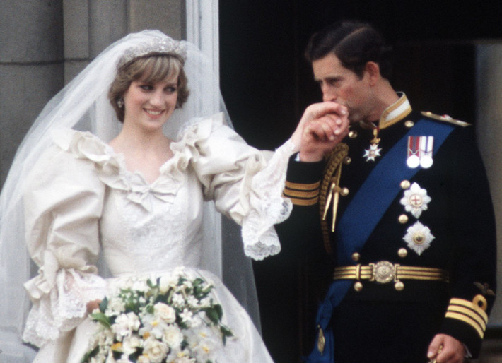 Vào ngày 29/7/1981, hôn lễ thế kỷ của cặp đôi hoàng gia Anh là thái tử Charles và Công nương Diana được tổ chức long trọng. Không những vậy, đám cưới này phá vỡ nhiều kỷ lục khiến nó trở thành một hiện tượng toàn cầu.