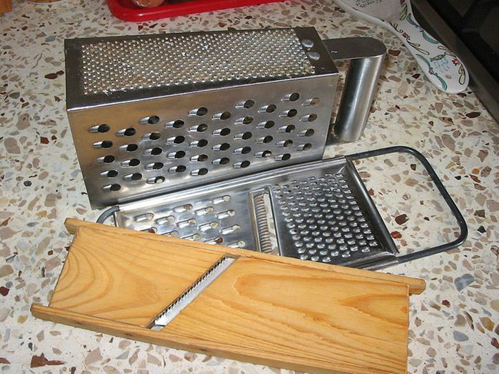 Rất khó để rửa và loại bỏ thức ăn thừa cũng như vi trùng sống trên các dụng cụ này. Ngoài ra, các lưỡi dao trở nên xỉn màu theo thời gian và thiết bị hoạt động kém hiệu quả hơn. Tốt hơn là nên thay nó sau 3-4 năm sử dụng.