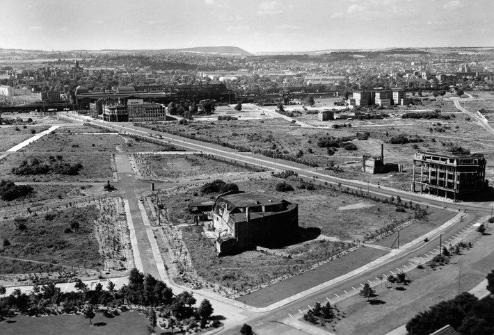 Đến năm 1956, thành phố Dresden "thay da đổi thịt" so với năm 1945. Nhiều tòa nhà, đường xá mới được hoàn thành và cuộc sống của người dân ngày càng tốt hơn.
