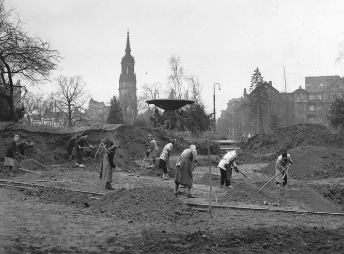 Vào một buổi sáng Chủ Nhật năm 1946, nhiều người dân tham gia quá trình tái thiết thành phố Dresden.