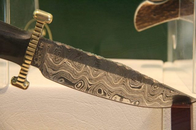 Theo các nhà nghiên cứu, thép Damascus có nguồn gốc từ Ấn Độ thời cổ đại. Người Ấn Độ sử dụng loại thép đặc biệt này để rèn kiếm trong hơn 2.000 năm.