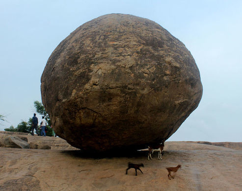 Thậm chí, người dân địa phương từng nhiều lần cố gắng di chuyển Krishna’s Butter Ball khỏi vị trí "hiểm hóc" này nhưng đều thất bại.